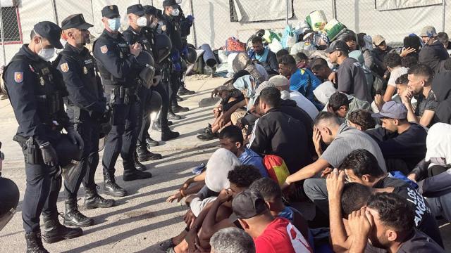 La policía traslada a cientos de migrantes a nuevas instalaciones en Ceuta