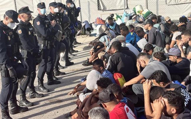 La policía traslada a cientos de migrantes a nuevas instalaciones en Ceuta