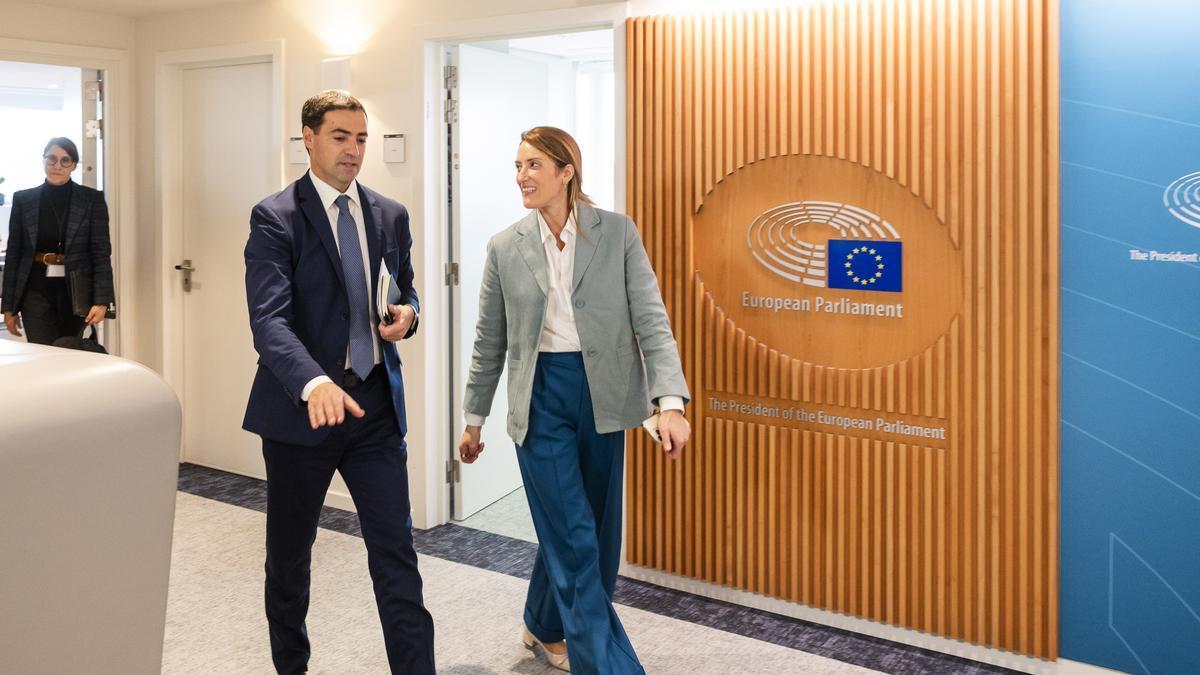 Imanol Pradales junto a la presidenta del Parlamento Europeo, Roberta Metsola, en Bruselas el pasado mes de noviembre.