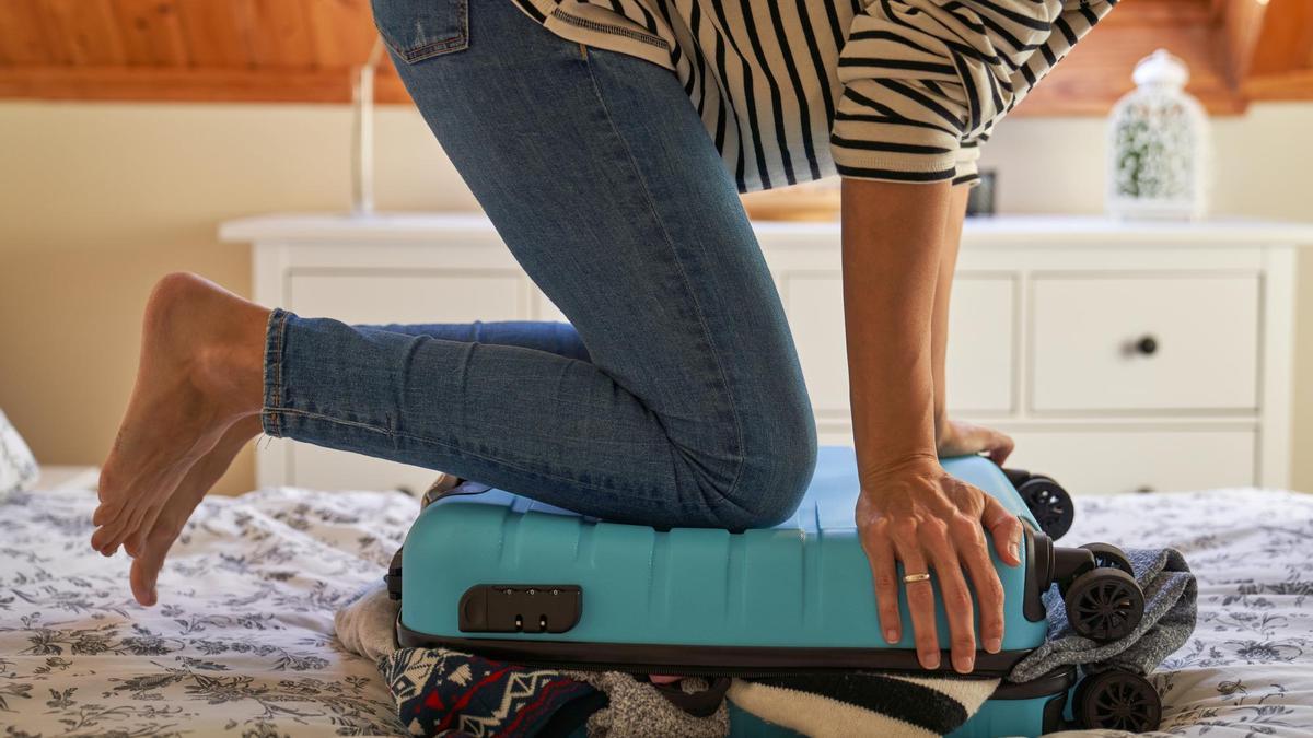 El exceso de equipaje ya se detecta en el momento de cerrar la maleta.