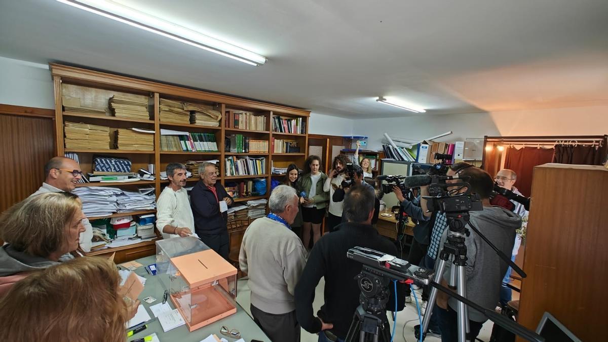 Sala con la única mesa electoral en Villarroya