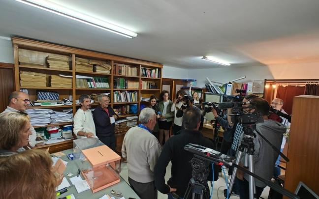 Sala con la única mesa electoral en Villarroya