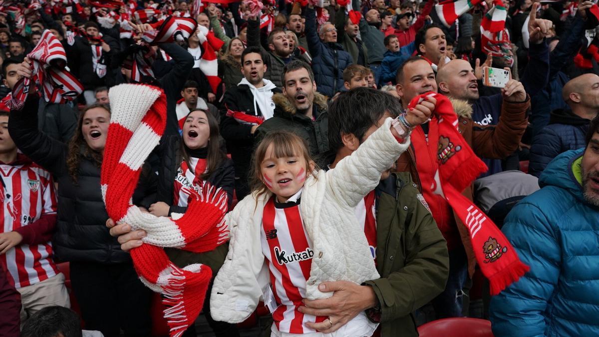 La afición vibra con el Athletic en el derbi ante la Real Sociedad