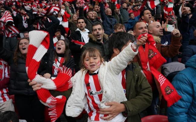La afición vibra con el Athletic en el derbi ante la Real Sociedad
