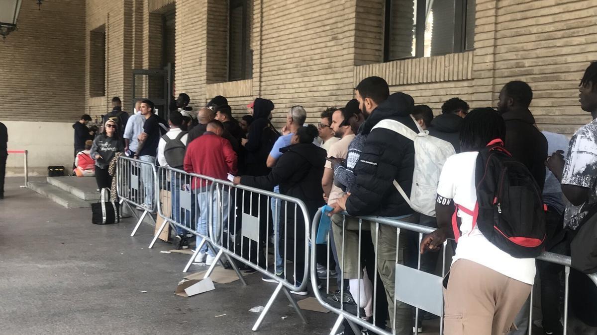 Las colas se han convertido en una imagen habitual en distintos puntos del Estado a partir del inicio del proceso de regularización extraordinaria.