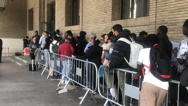 Las colas se han convertido en una imagen habitual en distintos puntos del Estado a partir del inicio del proceso de regularización extraordinaria.