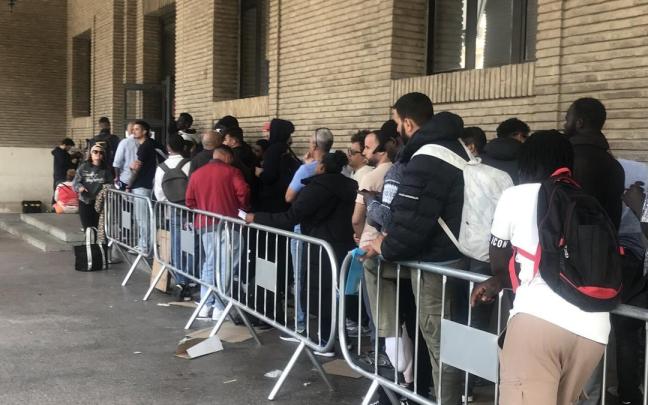 Las colas se han convertido en una imagen habitual en distintos puntos del Estado a partir del inicio del proceso de regularización extraordinaria.