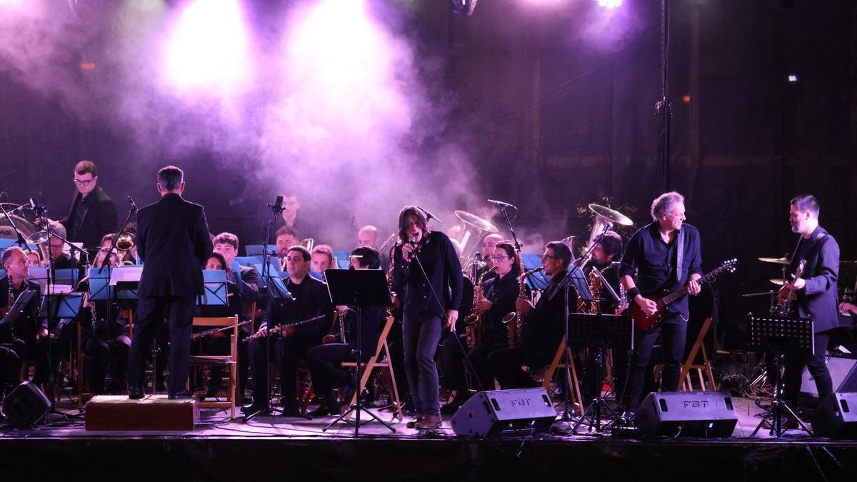 El publico que se dio cita en Mendaro vibró con el concierto homenaje a Queen