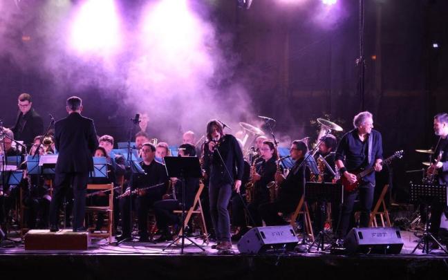 El publico que se dio cita en Mendaro vibró con el concierto homenaje a Queen