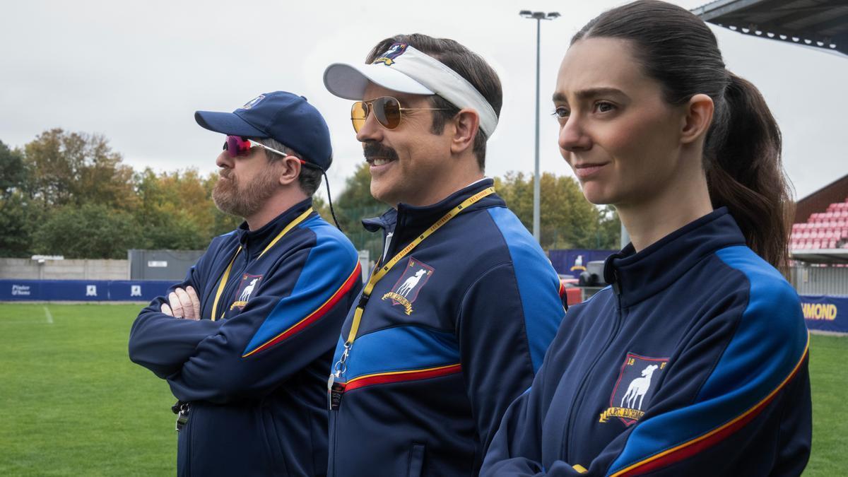 Brendan Hunt, Jason Sudeikis y Tanya Reynolds, en una imagen de la cuarta temporada de ‘Ted Lasso’