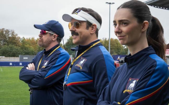 Brendan Hunt, Jason Sudeikis y Tanya Reynolds, en una imagen de la cuarta temporada de ‘Ted Lasso’