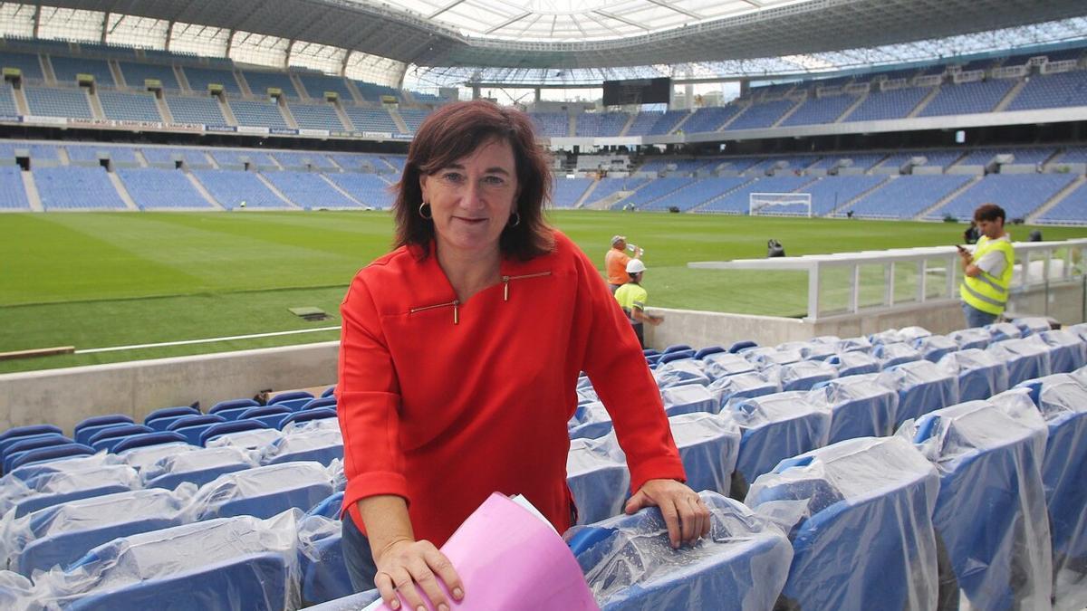 Izaskun Larzabal posa en Anoeta, en vísperas de la reinauguración del estadio. / IKER AZURMENDI