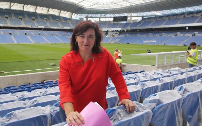 Izaskun Larzabal posa en Anoeta, en vísperas de la reinauguración del estadio. / IKER AZURMENDI
