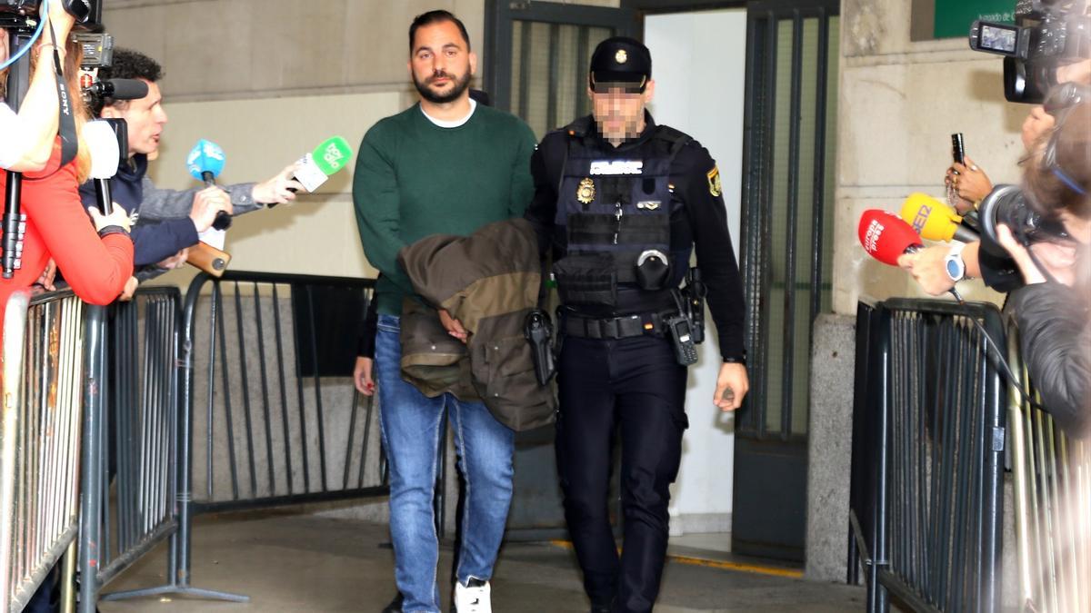 El sobrino de María del Monte, Antonio Tejado, a su salida de la Audiencia Provincial de Sevilla.