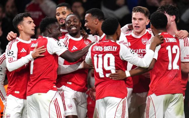 Los jugadores del Arsenal celebran un gol de la presente temporada.