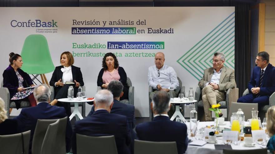 Un momento del foro celebrado ayer en Bilbao, que reunió a representantes de Confebask, CC OO, UGT y las administraciones.