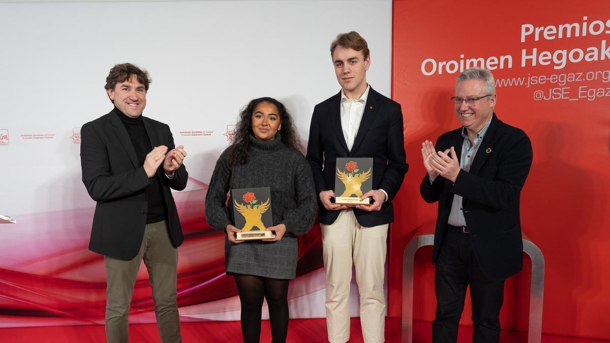 Andueza (i), con miembros de las Juventudes Laboristas de Noruega.