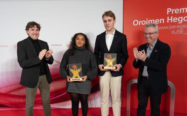 Andueza (i), con miembros de las Juventudes Laboristas de Noruega.