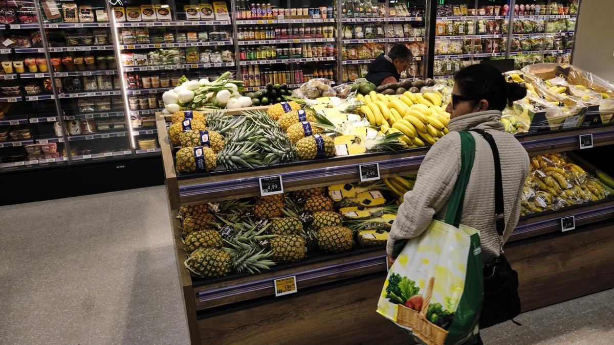 Una mujer hace la compra en un supermercado