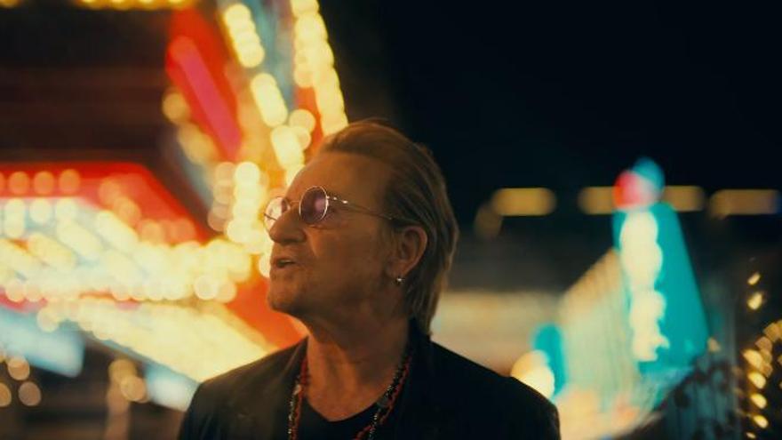 El cantante Bono, uno de los miembros de U2, en el videoclip
