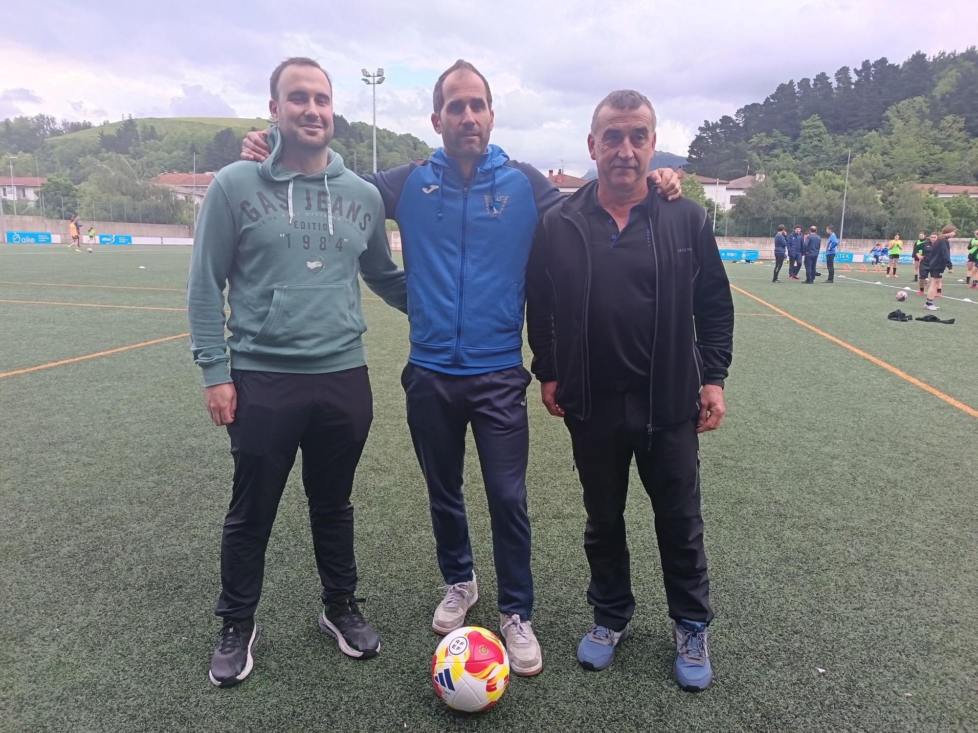 Barkero, con el segundo entrenador, Dabid Enekotegi (primero) y Joseba Arana responsable en la directiva senior.