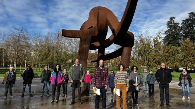 Miembros de EH Bildu Amurrio en el entorno de la escultura Guk del parque municipal Juan Urrutia