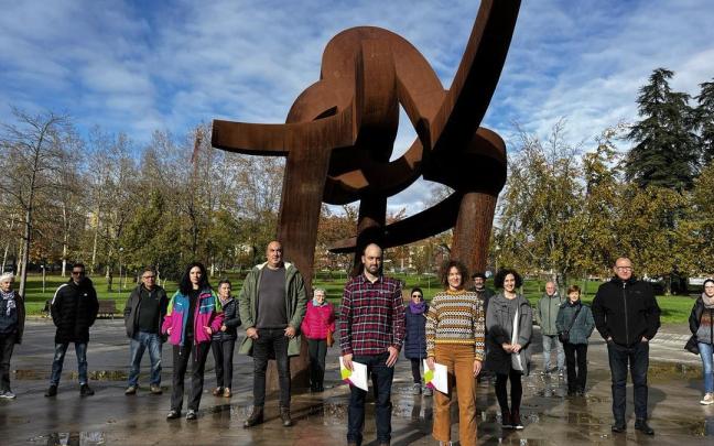 Miembros de EH Bildu Amurrio en el entorno de la escultura Guk del parque municipal Juan Urrutia