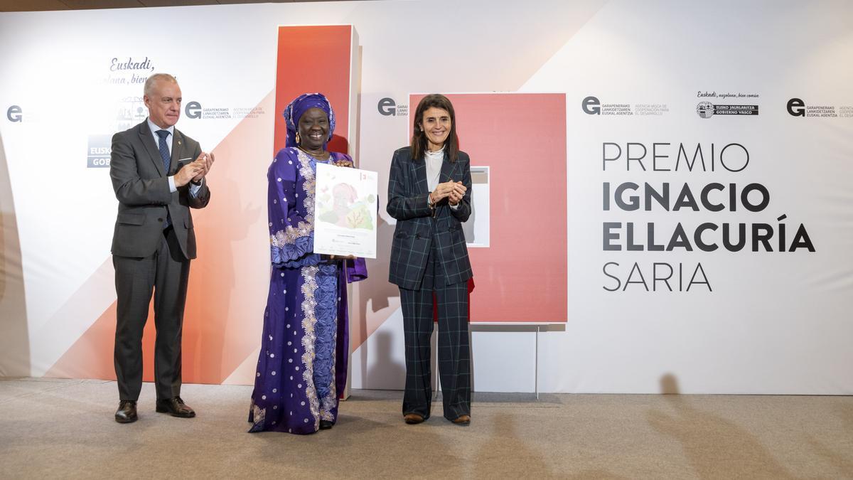 El lehendakari, Iñigo Urkullu, la activista Seynabou Male Cissé y la consejera de Igualdad, Nerea Melgosa, durante el acto de entrega del Premio Ignacio Ellacuría.