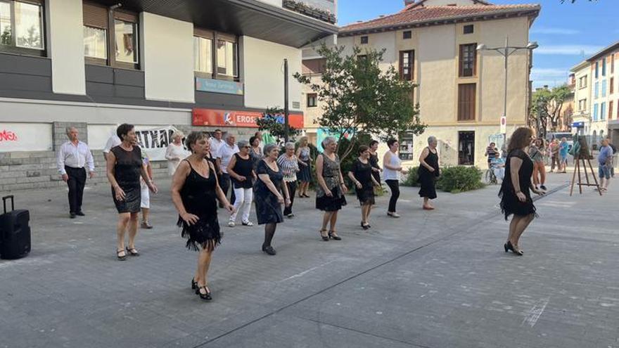 Las y los bailarines del grupo de Basotxo en una pasada edición de Dantzastea.