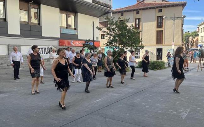 Las y los bailarines del grupo de Basotxo en una pasada edición de Dantzastea. / Jaiki. Las y los bailarines del grupo de Basotxo en una pasada edición de Dantzastea.