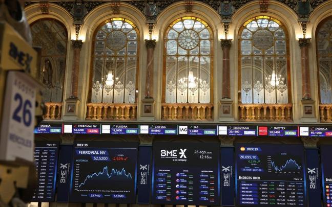 Pantalla con datos del Ibex, en el Palacio de la Bolsa de Madrid.
