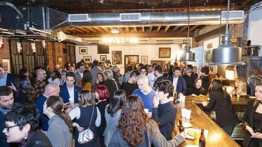 El lehendakari, Imanol Pradales, en un encuentro social en la euskal etxea de Nueva York