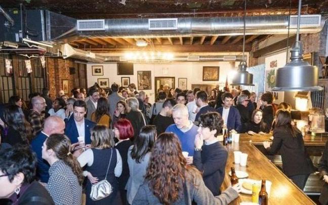 El lehendakari, Imanol Pradales, en un encuentro social en la euskal etxea de Nueva York