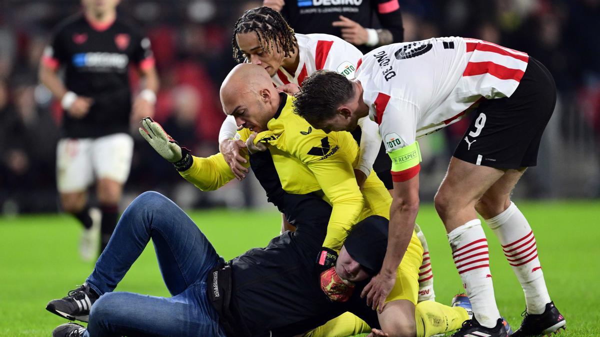 Dmitrovic se defiende.