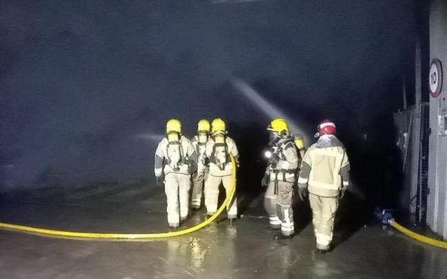 Imagen de archivo de bomberos en Badalona.