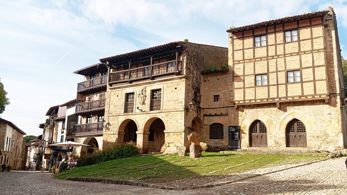 Las casas del Aguila y la Parra, dos ejemplos de la arquitectura del lugar.