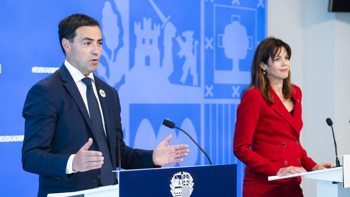 El lehendakari Pradales, con la alcaldesa de Gasteiz, Maider Etxebarria