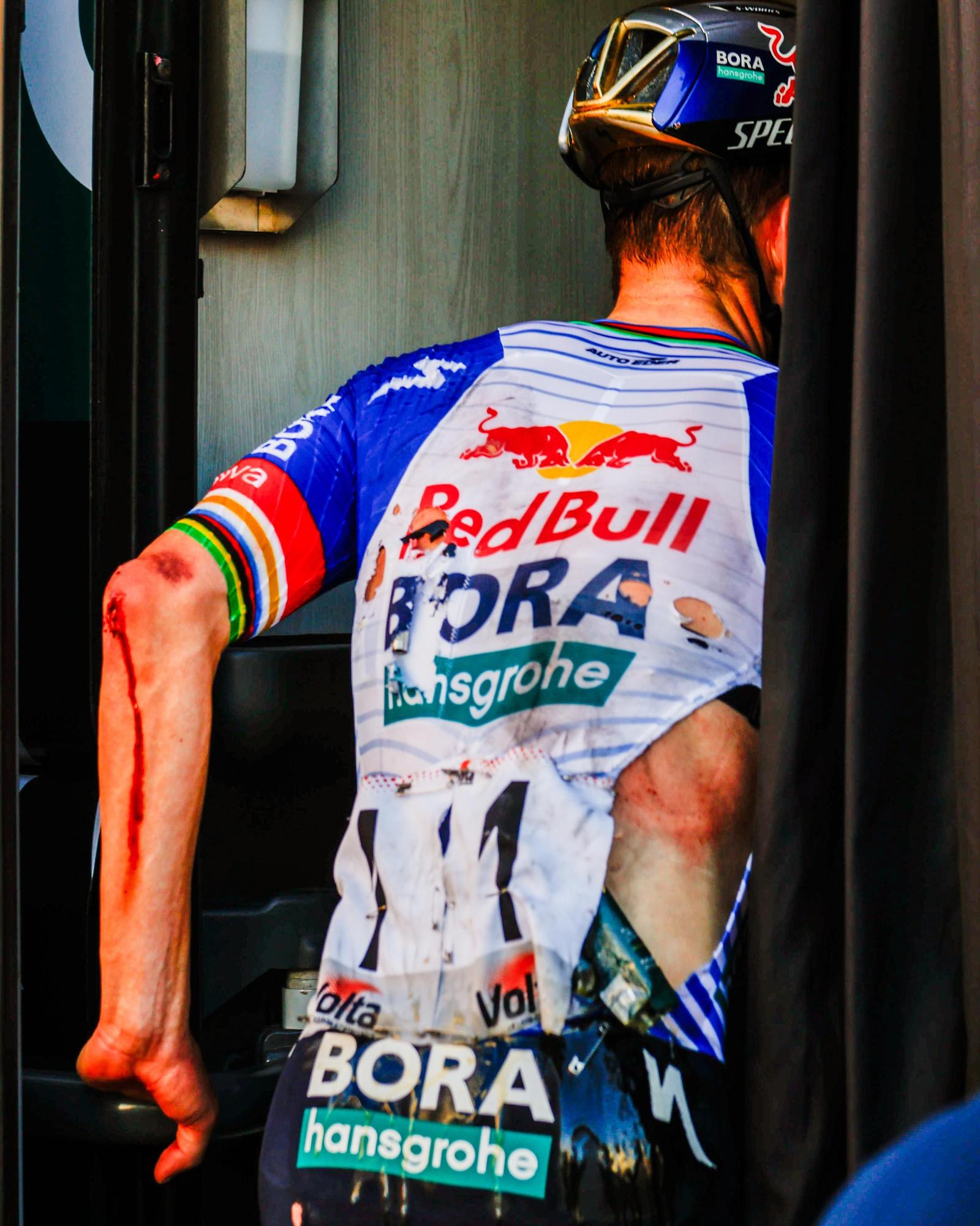 Aspecto del cuerpo de Evenepoel tras la caída.