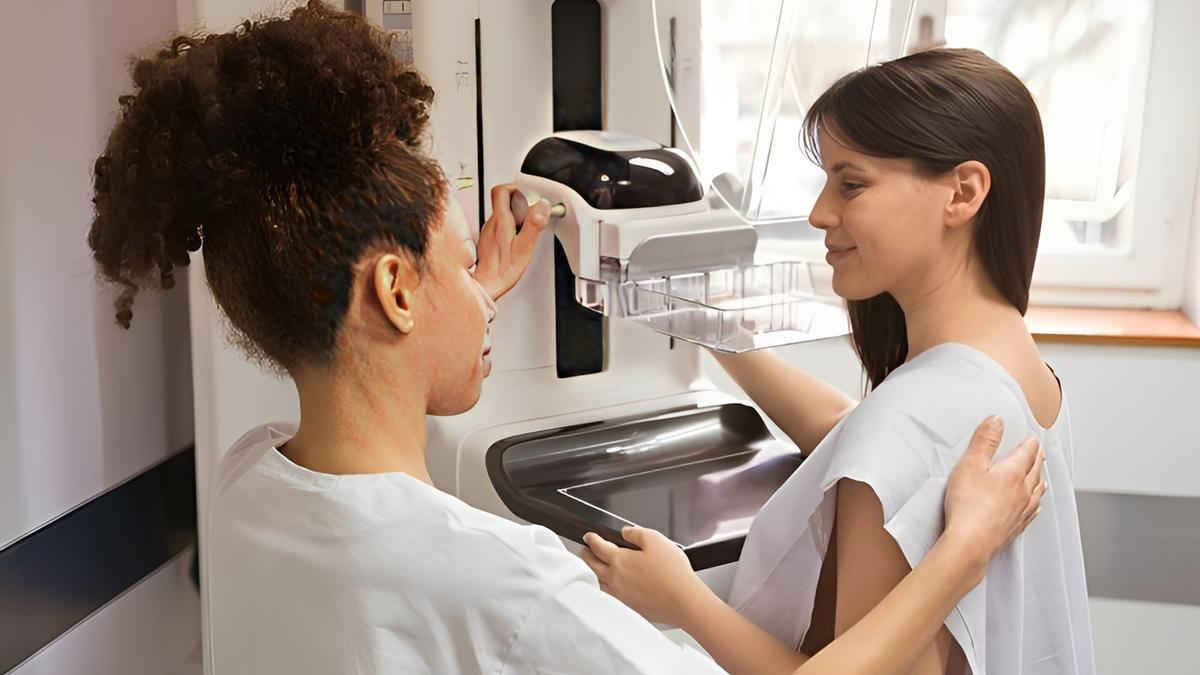 Una mujer se somete a una prueba para detectar si tiene cáncer.