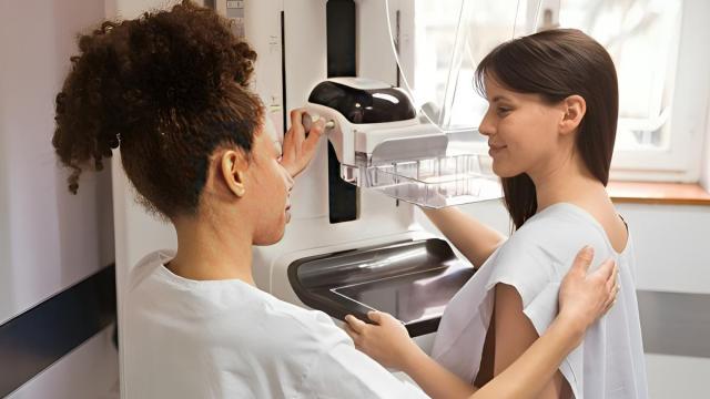 Una mujer se somete a una prueba para detectar si tiene cáncer.