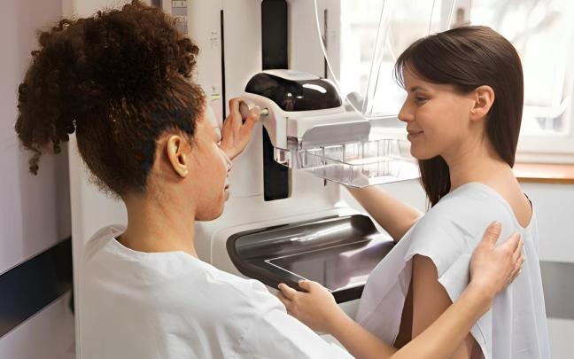 Una mujer se somete a una prueba para detectar si tiene cáncer.