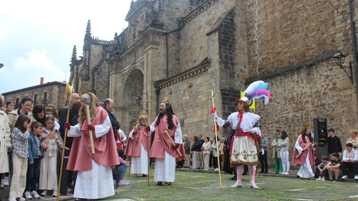 El personaje de San Miguel, con su porte marcial y la característica indumentaria guerrera, en la procesión del año pasado.