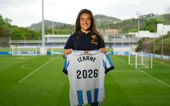 Izarne Sarasola, con la camiseta que muestra la fecha del final de su contrato. / N.G.