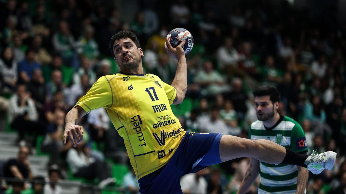 Rodrigo Salinas intenta un lanzamiento a la portería del Sporting, en el partido disputado ayer en Lisboa.