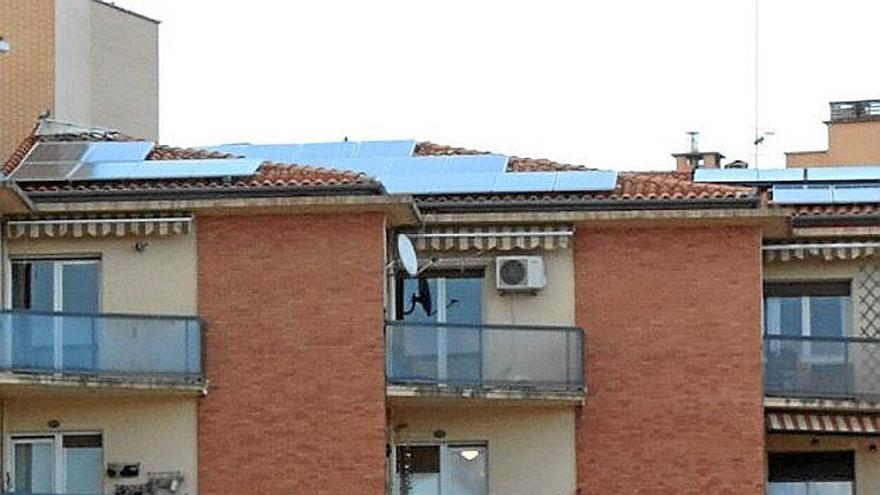 Placas solares en un tejado de la Rochapea .