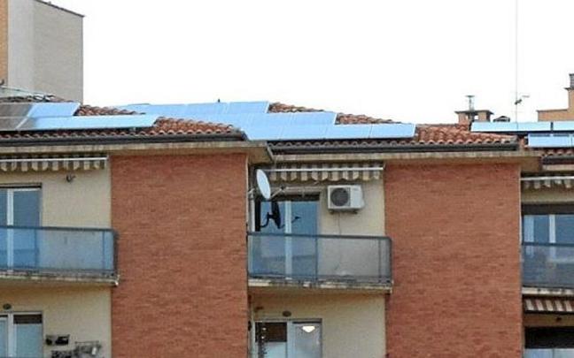 Placas solares en un tejado de la Rochapea .