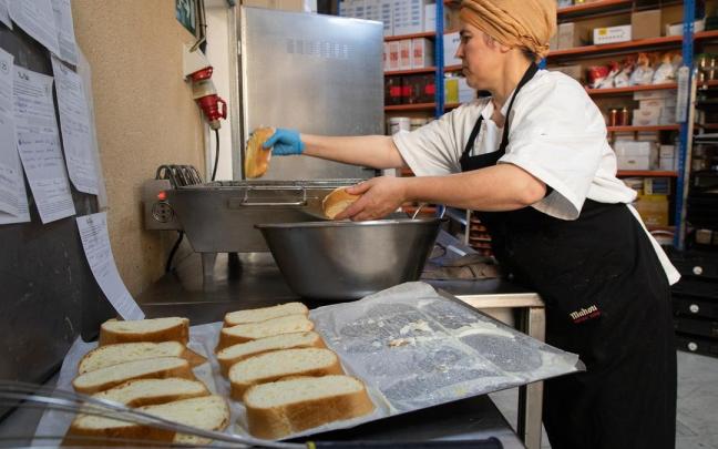 Una mujer trabaja en la elaboración de torrijas.