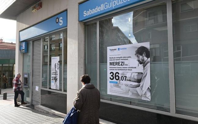 Unas personas pensionistas, en los aledaños de la sucursal de una entidad financiera en Bilbao