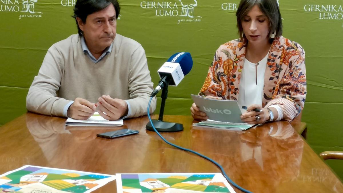 El concejal Iñaki Gorroño y la responsable de Medio Ambiente y Sostenibilidad de BBK, Leire Zarate, durante la presentación del Último Lunes de Octubre.