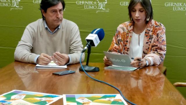 El concejal Iñaki Gorroño y la responsable de Medio Ambiente y Sostenibilidad de BBK, Leire Zarate, durante la presentación del Último Lunes de Octubre.